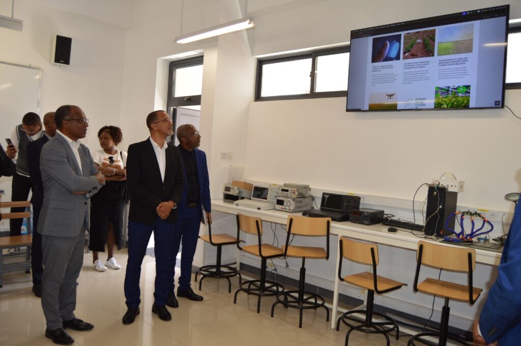 Prime Minister of Cape Verde Visits RS2 Lab